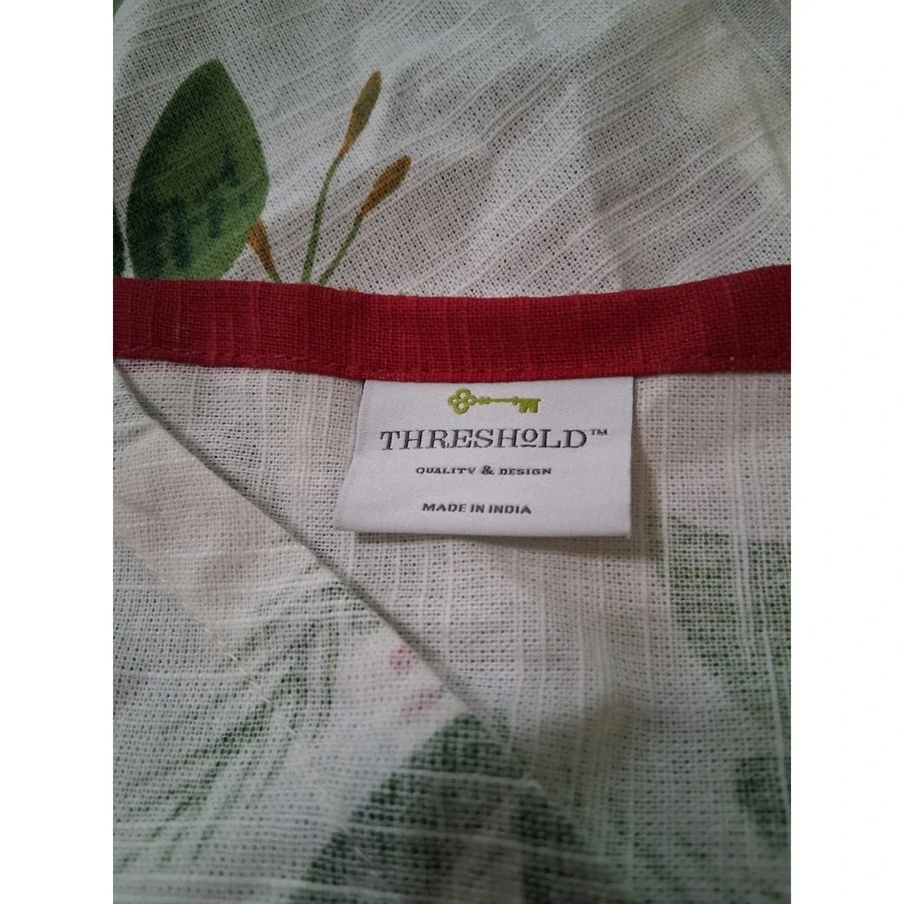 Threshold Tablecloth‎ White Green Red Botanical Leaf Cotton Christmas 2018 83x58